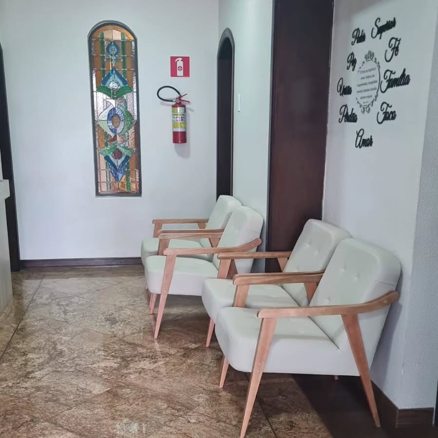 Sala de espera com poltronas confortáveis