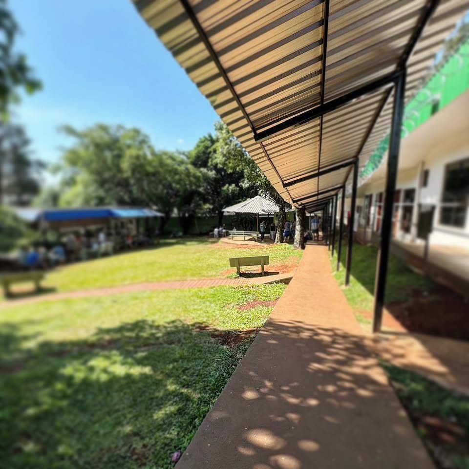 Varanda coberta com vista para área verde