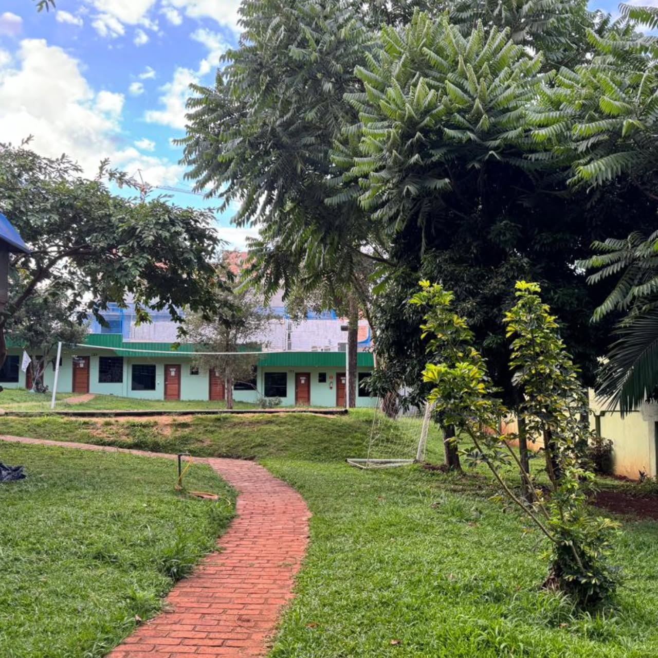 Área verde com acesso aos quartos da clínica